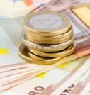 Pièces de monnaie sur des billets