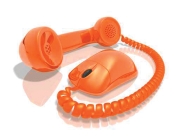 Combiné de téléphone relié à une souris d'ordinateur