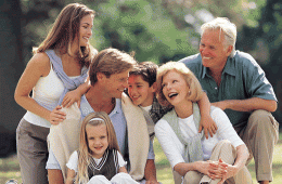 Une famille est heureuse