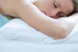 Femme dormant tranquillement