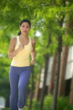 Jeune femme en train de courir